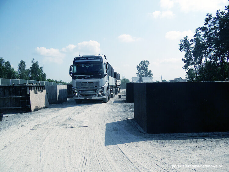 Transport szamb betonowych  w Kosowie Lackim